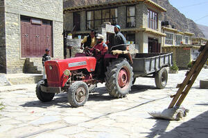 Prikolica traktora sletjela s puta, 18 ljudi poginulo