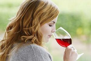 Mozak žene tri puta brže strada od alkohola nego mozak muškarca