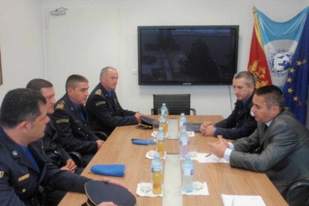 Velljović i mirovnjaci, Foto: Uprava policije