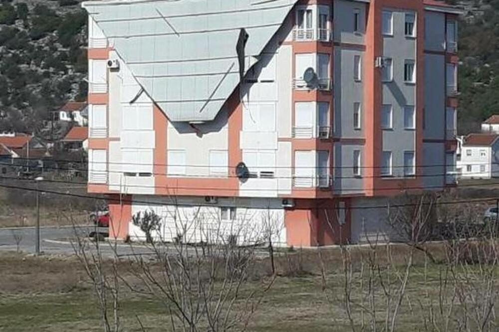 Olujni vjetar nanio štetu: Kim visi sa zgrade u Tološima, Foto: Privatna arhiva