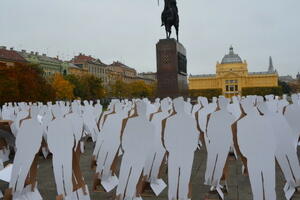 Vojska "bijelih ljudi" okupirala zagrebački Trg kralja Tomislava
