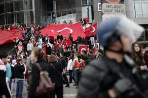 Policija suzavcem spriječila sukobe Turaka i Kurda u Parizu