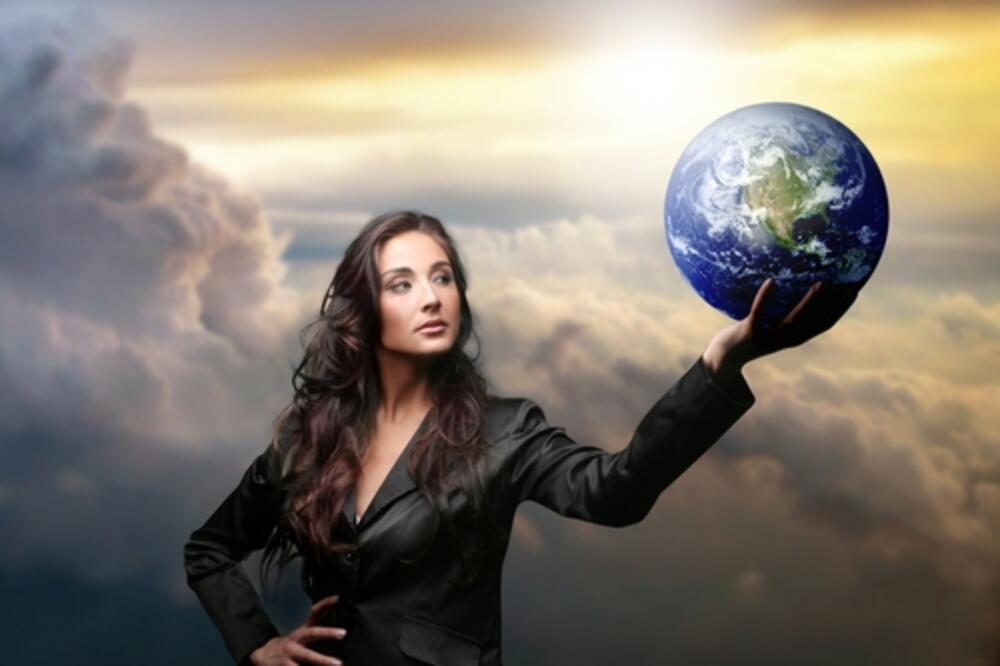 žena, globus, Foto: Shutterstock.com