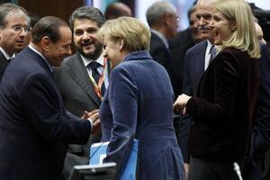 Berluskoni tvrdi da mu se Merkel izvinila, Njemačka demantuje