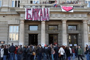 "Skinhedsi" bacili baklju na studente Filološkog fakulteta u...