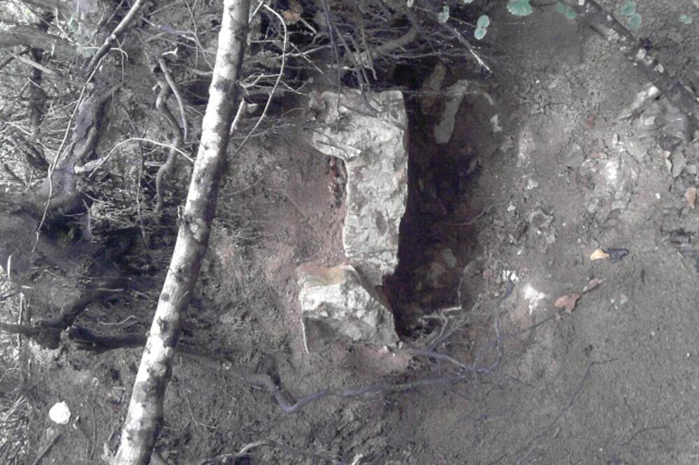 nadgrobna ploča Mejtef, Foto: NVO "Breznica"