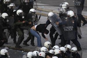 Grčki parlament usvojio mjere štednje, prva žrtva u Atini