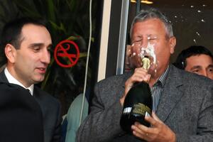 Gradonačelnik Nikšića pružio jak otpor boci šampanjca!