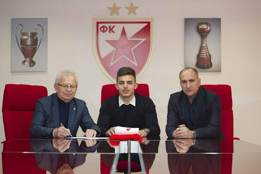 Nikola Krstović na potpisivanju ugovora sa Crvenom zvezdom, Foto: Www.crvenazvezdafk.com
