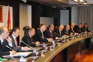 Lukšić šalje ministre na teren