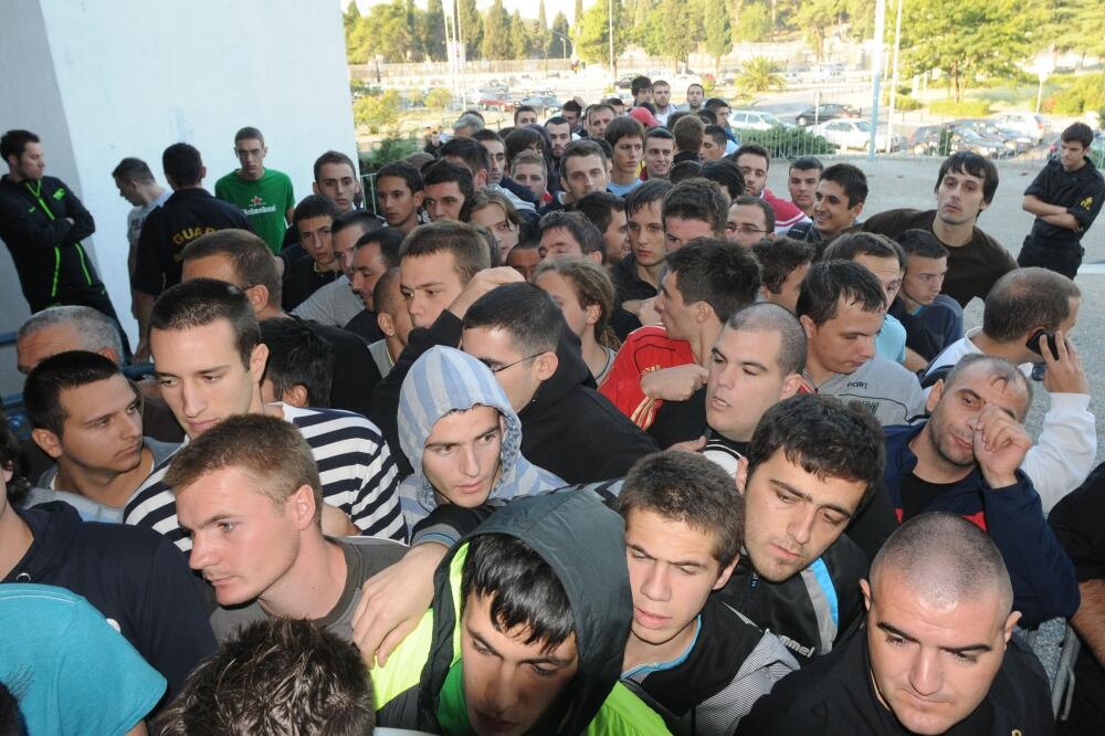 Crna Gora - Engleska , prodaja karata, Foto: Savo Prelević