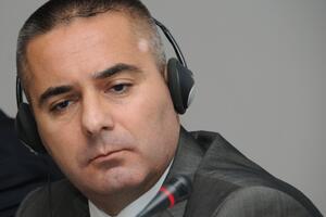 Veljović: Neko pali automobile "Vijesti"
