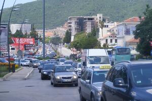 16 saobraćajnih nezgoda, dvije osobe teže povrijeđene