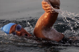 Super-baka ponovo u vodi: Dajana Najad odolijeva ujedima meduza