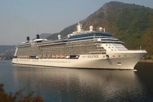 Mega-kruzer „Celebrity Solstice“ stigao u Kotor