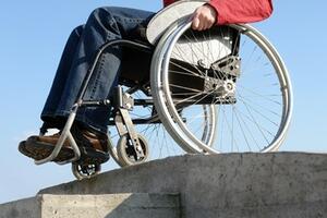 80-godišnjak se pijan vozio  na autoputu u invalidskim kolicima