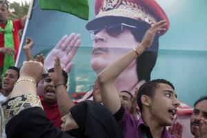 Gadafi u audio poruci: Nismo mi žene, nećemo se predati!