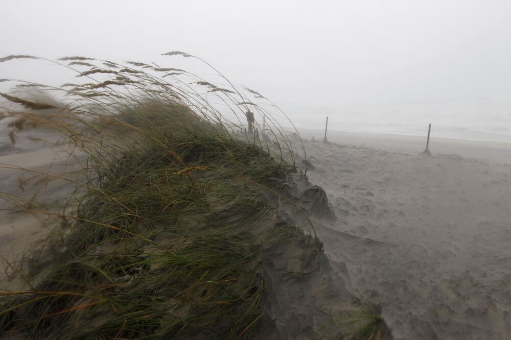 uragan Irena, Foto: Rojters