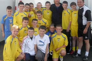 Bred Pit se družio sa mladim fudbalerima u Glazgovu