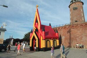 Poljski sveštenik služi misu u crkvi na naduvavanje