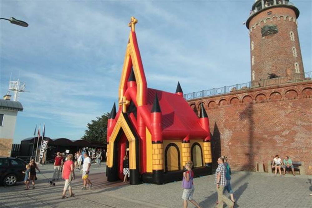 crkva na naduvavanje, Foto: Fakt.pl