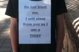 Majka prisilila sina (10) da nosi natpis "Ja sam lopov"