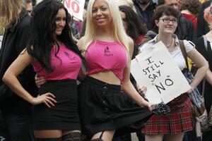 Na "paradi drolja" u Kejptaunu šetali i muškarci u mini suknjama