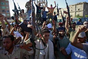 Novi napadi NATO na Tripoli, pobunjenici na tri fronta