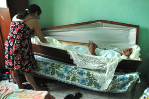 Kako bi odao počast prijatelju, 23 godine spava u mrtvačkom sanduku