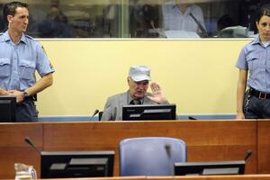Mladiću prvo da  sude za Srebrenicu