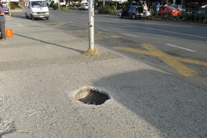 Oprez: Rupa na trotoaru kod Autobuske stanice