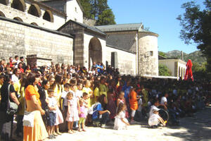 Sabor pravoslavne djece i omladine pred Cetinjskim manastirom