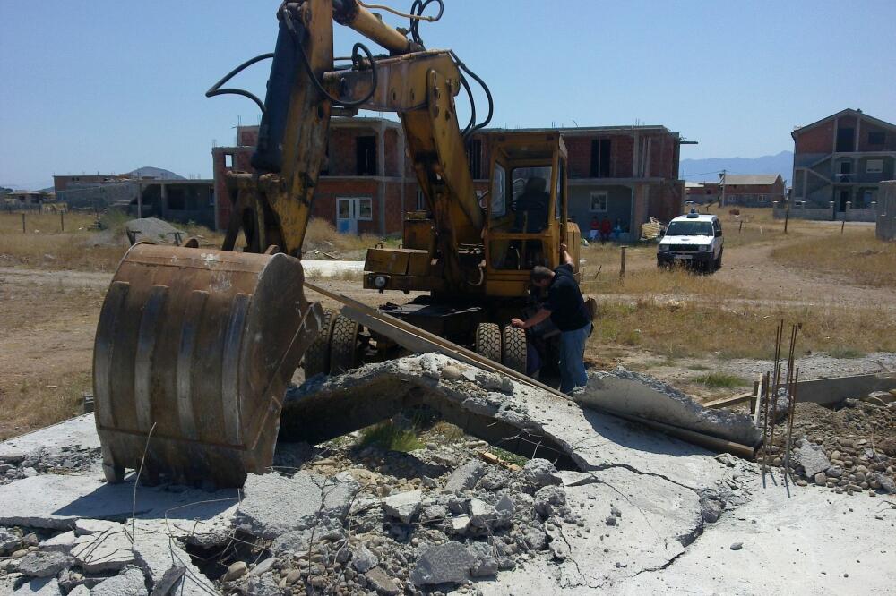 Rušenje kuće na Karabuškom polju, Foto: Vladimir Otašević
