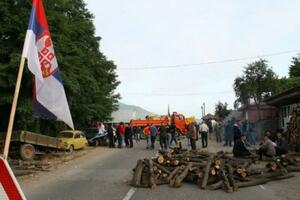 Srbi dočekali jutro na barikadama
