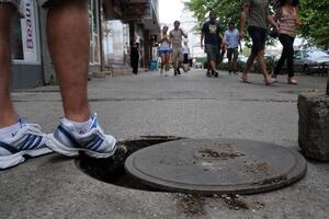 Trudnica upala u šaht: Ko stavlja manje poklopce?