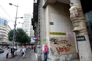 Čovjek zalijepljen za stub u centru Beograda
