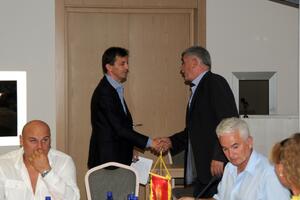 Svi za Boškovića, Đukanović odustao