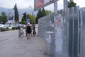 Komunalna policija u Budvi očistila plakate sa gradskih površina