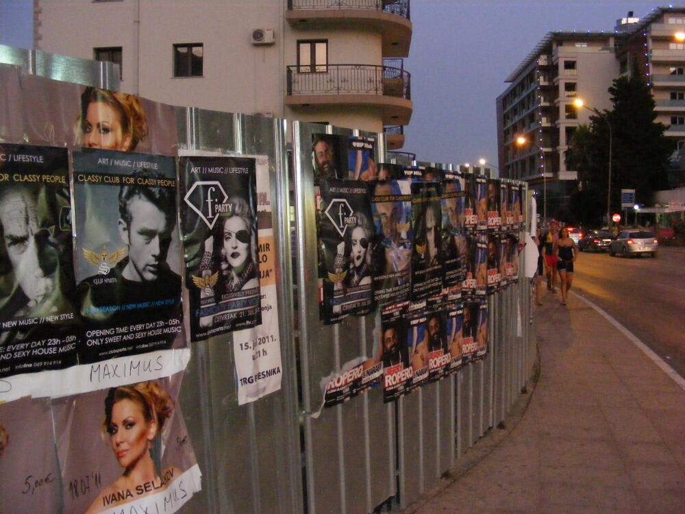 plakati po gradu, Budva