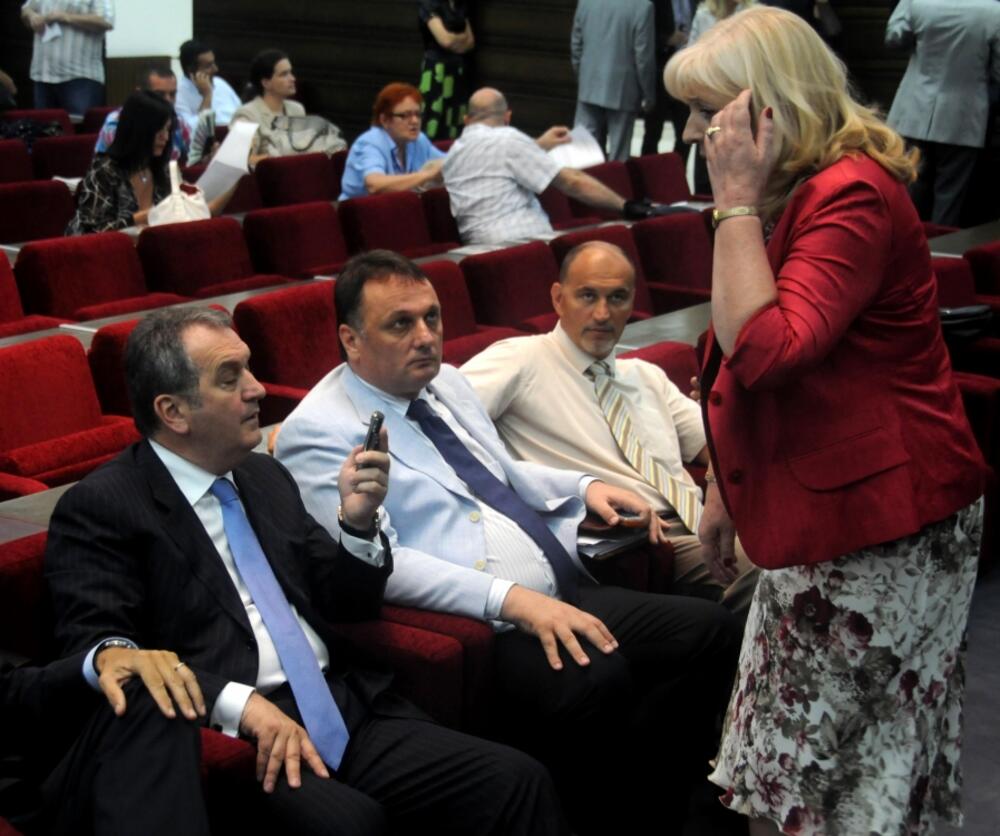 Lokalni parlament, izbor Mugoše