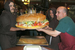 Dvojica Amerikanaca napravili najveći hamburger na svijetu