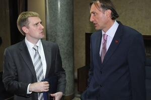 Ukoliko ispune akcioni plan, poslanici će dobiti bonuse poput...