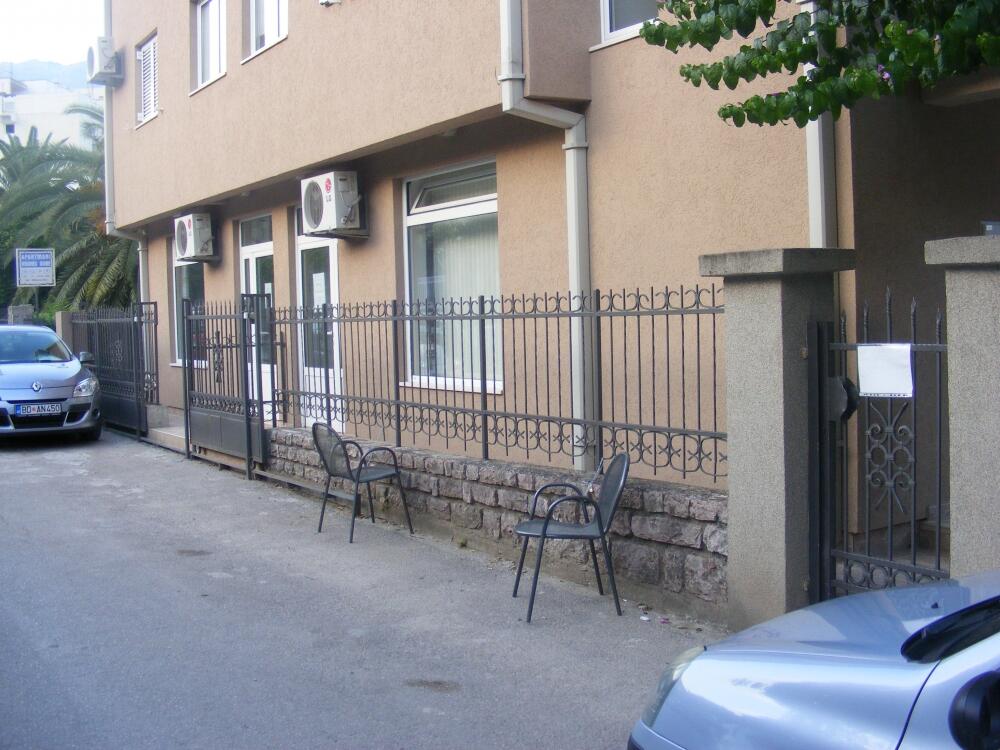 Budva - parking - šala