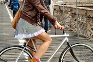 Policija zaustavila turistkinju na biciklu - nosila je prekratku...