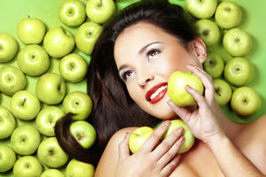 Bez skupe kozmetike: Jabuka za ljepotu lica