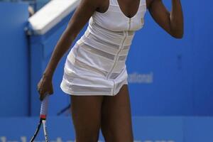 Venus u četvrtfinalu, Serena ispala