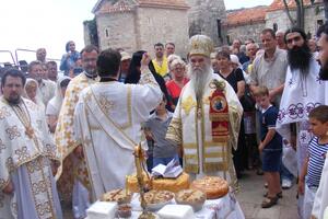 Amfilohije optužio MUP i Brajovića za nezapamćeno nasilje