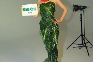 Kineska glumica obukla haljinu od listova zelene salate