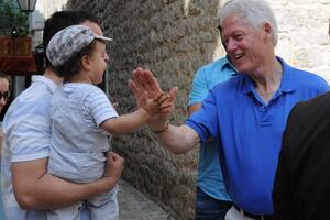 NOVA: Građani plaćali slikanja Mila i Sveta sa Klintonom