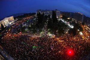 Desetine hiljada Grka na protestu ispred zgrade parlamenta